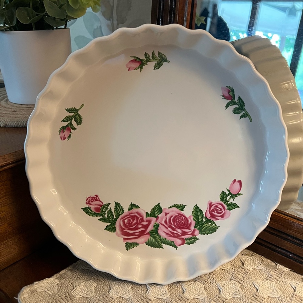 CHRISTINEHOLM *Vintage" Porcelain‎ Rose Pattern Scalloped Edge Quiche Pie Plate